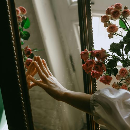 Espero que refleja flores, como metáfora visual del amor propio y el autocuidado sano.
