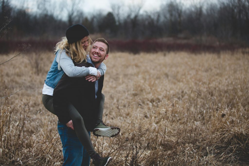 Pareja feliz disfrutando juntos, simbolizando la reconexión tras superar la trampa mutua en terapia de pareja