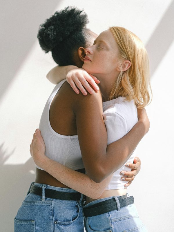 Dos personas abrazándose simbolizando apoyo emocional y conexión ante adicciones sin sustancia o adicciones comportamentales