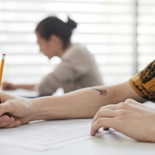 Persona realizando un examen de oposición.