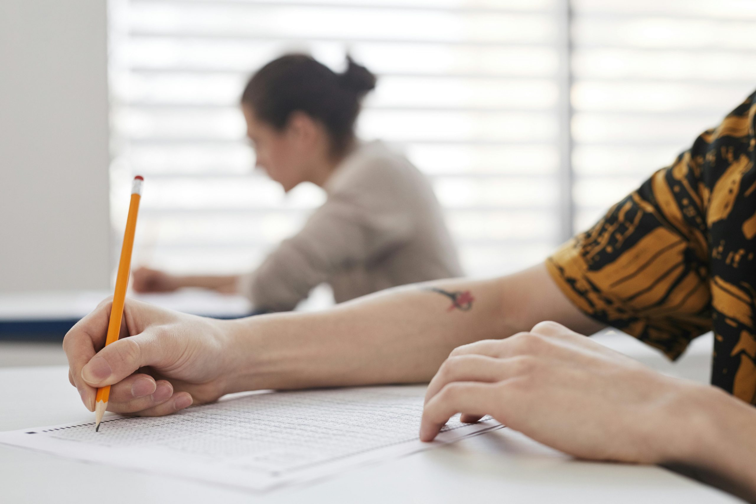 Persona realizando un examen de oposición.